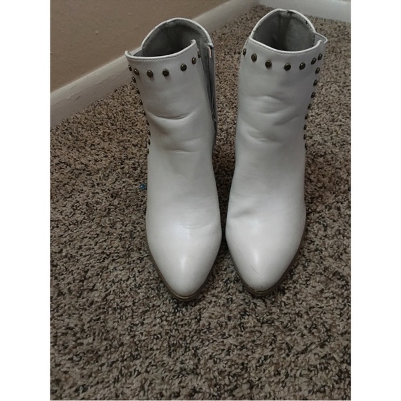 SOLD!Studded White  bootie ✨With Brown heel - Picture 4 of 4